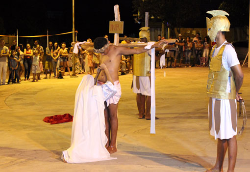 Ministério de jovens da comunidade Nossa Senhora Aparecida encenaram a Paixão de Cristo  na Vila Presidente Vargas