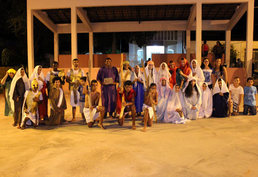 Ministério de jovens da comunidade Nossa Senhora Aparecida encenaram a Paixão de Cristo  na Vila Presidente Vargas