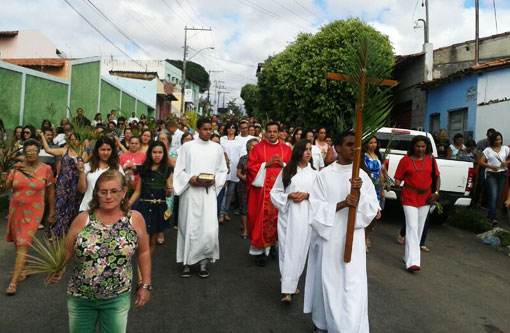 Fiéis participam de procissão e missa do Domingo de Ramos em Brumado