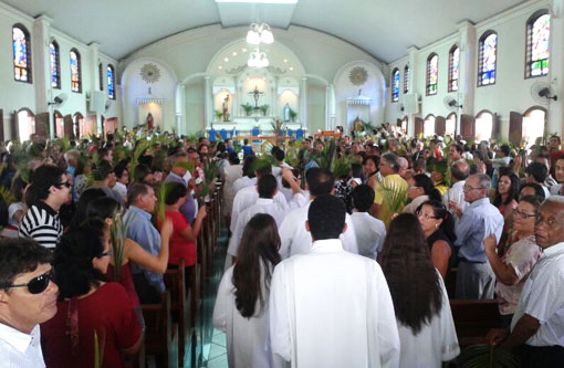 Fiéis participam de procissão e missa do Domingo de Ramos em Brumado