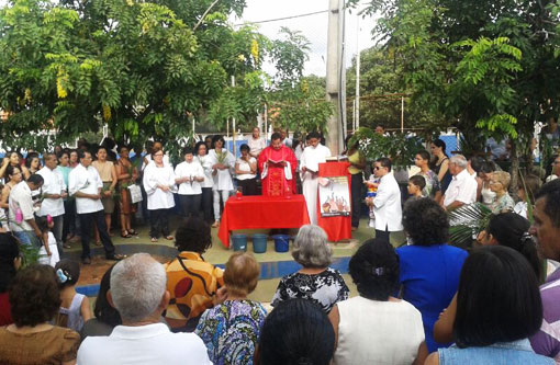 Fiéis participam de procissão e missa do Domingo de Ramos em Brumado