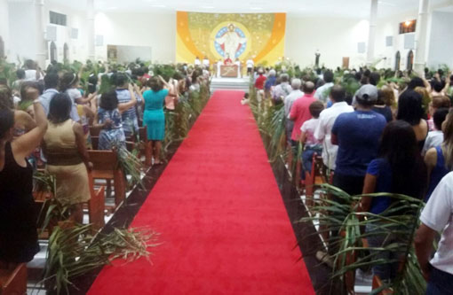 Fiéis participam de procissão e missa do Domingo de Ramos em Brumado