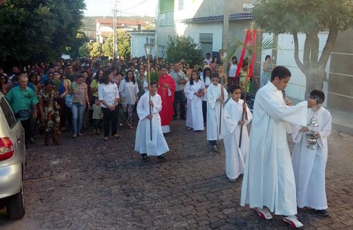 Fiéis participam de procissão e missa do Domingo de Ramos em Brumado