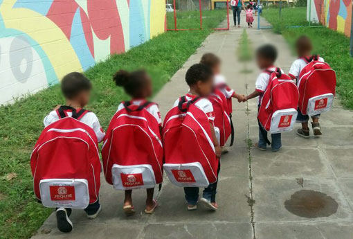 Jequié: pais de alunos defendem as mochilas 'gigantes'