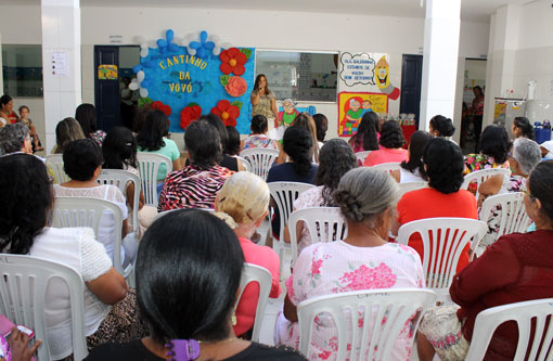 Centro Educacional Monteiro Lobato homenageia as vovós pelo seu dia