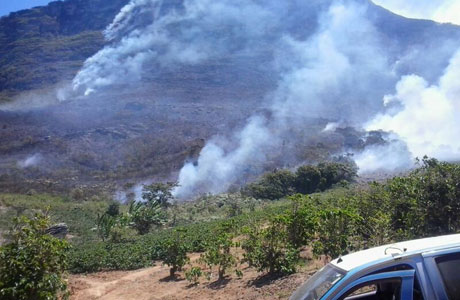 Barra da Estiva: Morro do Ouro em chamas