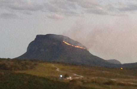 Barra da Estiva: Morro do Ouro em chamas
