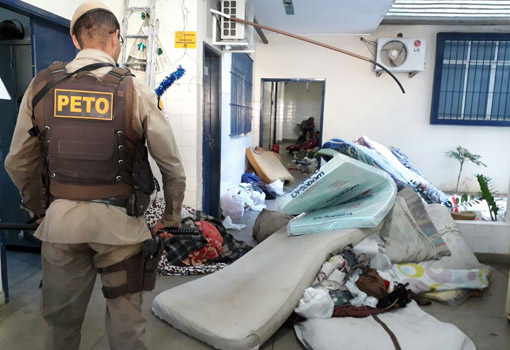 Brumado: Polícia controla motim na delegacia e realiza vistoria nas celas