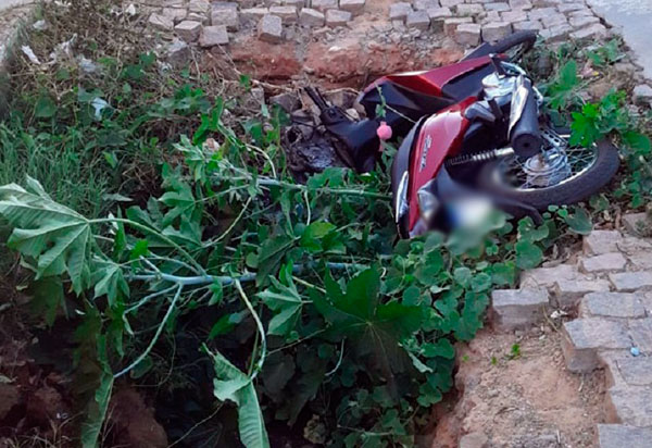 Brumado: Gestante fica ferida após cair com moto em buraco no bairro Malhada Branca