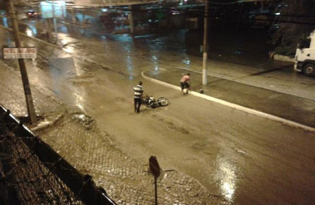 Brumado: Motociclista sofre acidente após cair em buraco aberto pelas chuvas na Avenida Centenário