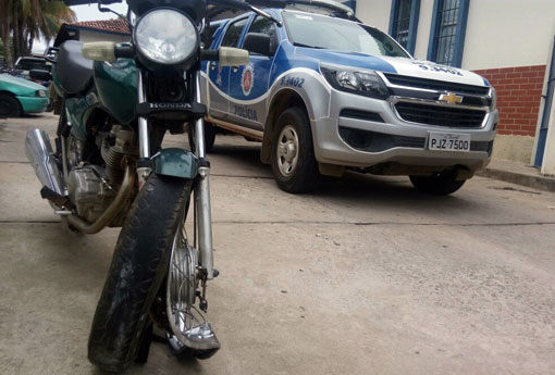 Brumado: menor de idade rouba moto e na fuga colide veículo contra muro de pousada