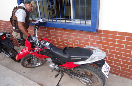 Brumado: Polícia Militar recupera moto roubada e que estava sendo usada em assaltos