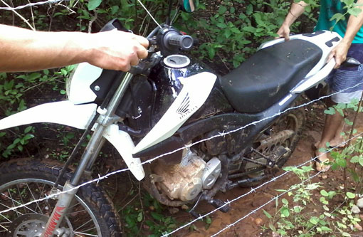 Vítima de assalto segue rastro de pneu e encontra moto roubada