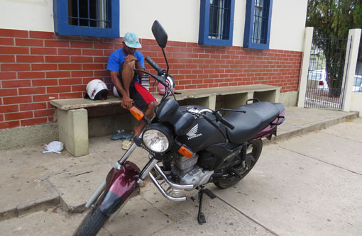 Brumado: Folião pega no sono e bandido leva motocicleta