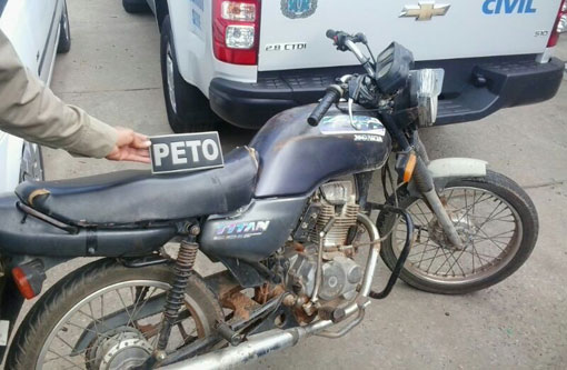 Brumado: Indivíduos jogam objetos no teto da delegacia, polícia consegue recuperar material, mas suspeitos conseguem fugir