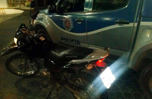 Brumado: Assaltantes de mercadinhos disparam contra PMs abandonam motocicleta e fogem