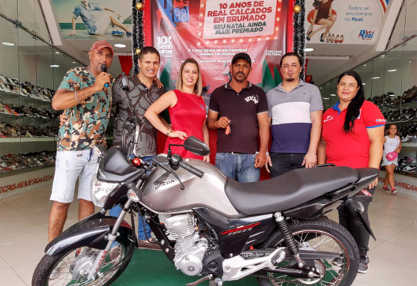 Campanha '10 anos de Real Calçados' em Brumado sorteia uma moto 0KM