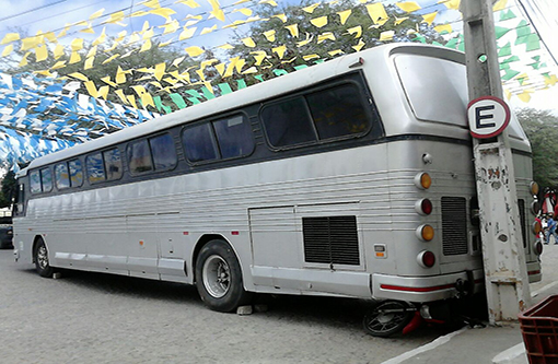 Aracatu: Ônibus perde força em ladeira, desce e colide com poste e motocicleta 