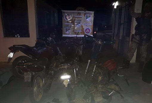 Jussiape: Polícia Militar apreende armas, munições, motocicletas, automóvel, dinheiro e drogas; quatro homens foram presos