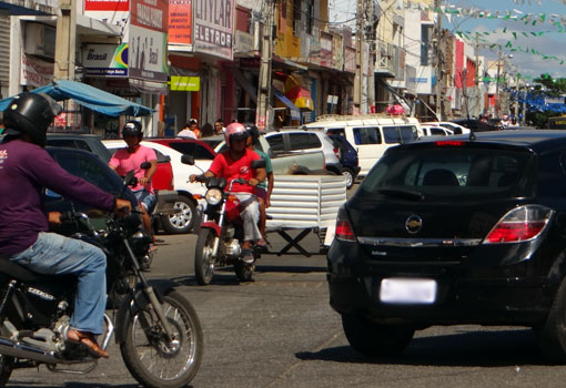 Câmara aprova trânsito de motocicletas entre veículos em fila