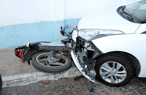 Brumado: Ao desviar de buraco em rua mulher colide carro com moto