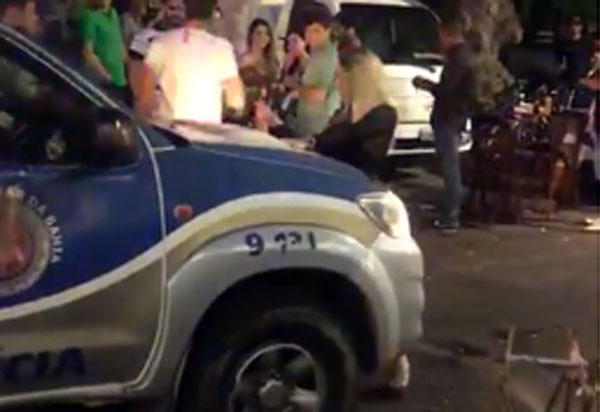 Salvador: mulher rebola e faz dança sensual em frente a viatura da Polícia Militar; veja o vídeo