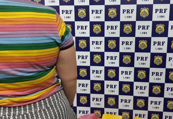 Mulher é presa pela PRF em Vitória da Conquista (BA) transportando cocaína para Alagoas