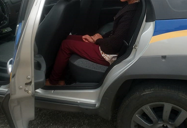 PRE leva para casa mulher que estava na BA-262 tentando se jogar contra os carros