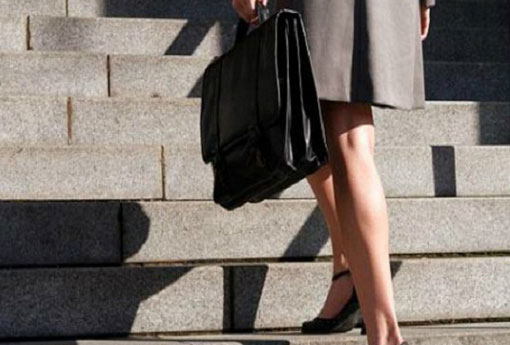 Mulheres trabalham cinco horas a mais e ganham 76% do salário dos homens