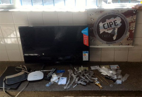 Mulher é detida em Tanhaçu e presa em Brumado acusada de tráfico de drogas