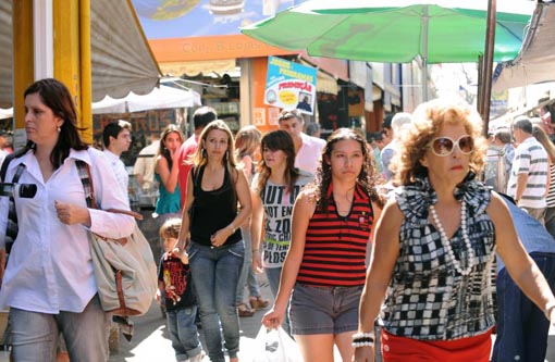 IBGE: Mais escolarizadas, mulheres recebem 68% da renda dos homens