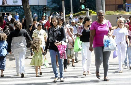 Mulheres ganham em média 24% menos que os homens, mostra relatório