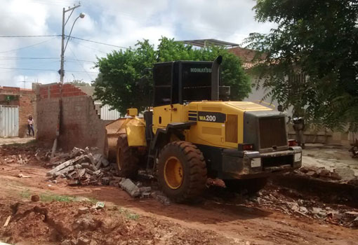 Brumado: prefeitura derruba muro no Bairro São José que estava construído em área pública