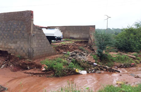 Brumado: Força da água de riacho derruba muro no Esconso