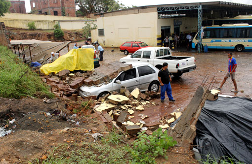 Brumado: Muro cai em cima de cinco carros na garagem da Novo Horizonte