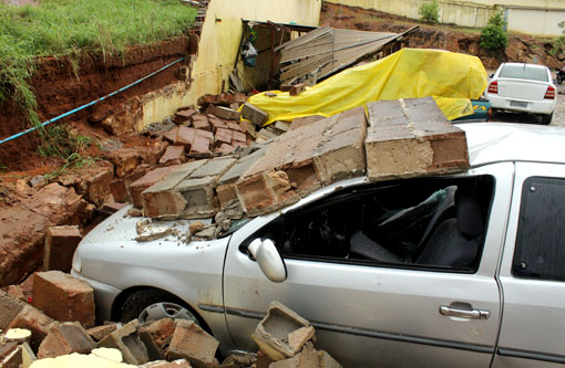 Brumado: Muro cai em cima de cinco carros na garagem da Novo Horizonte