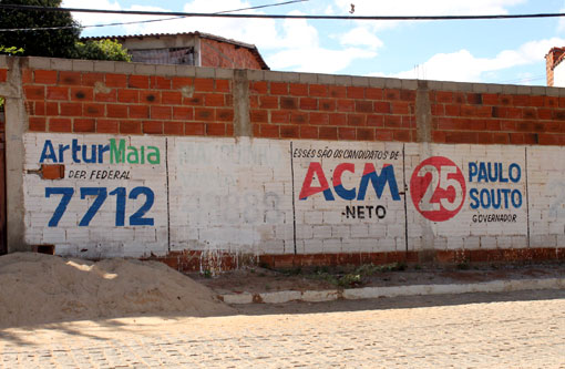 Propagandas eleitorais pintadas em muros permanecem em Brumado 