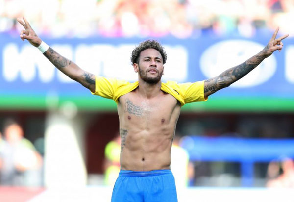 Neymar deixa treino com dores no tornozelo, mas, segundo a CBF, volta a treinar normalmente na quarta (20)