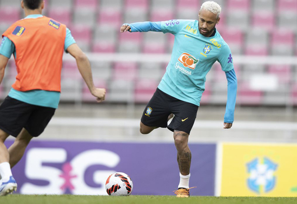 Neymar se machuca durante treino e pode desfalcar seleção nesta quinta