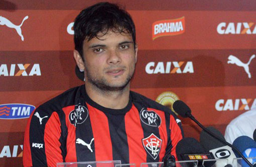 Lateral-direito Norberto é apresentado no Vitória