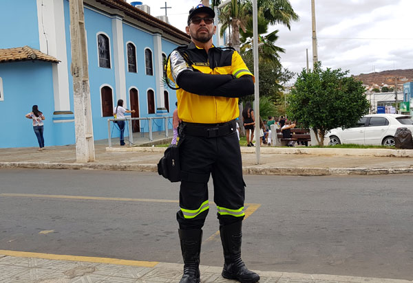 Brumado: agentes de trânsito recebem novos uniformes