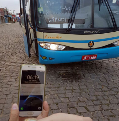 Ônibus da Novo Horizonte quebra durante a madrugada e passageiros esperam horas por socorro próximo a Maracás