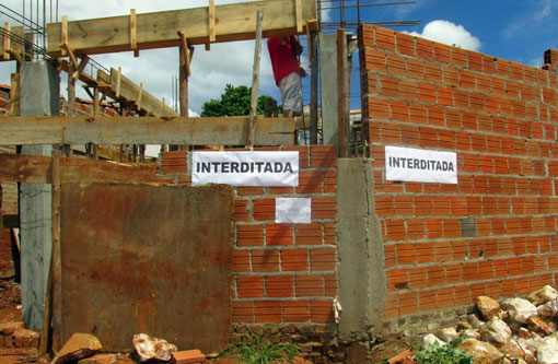 Brumado: Prefeitura embarga obra ilegal em terreno do município