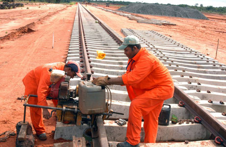 SUSPENSÃO NA COMPRA DE TRILHOS ATRASAM OBRAS DA FIOL