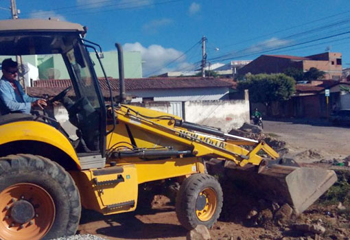 Brumado: realizadas obras de limpeza na faixa de servidão na saída para Caetité e outras ruas