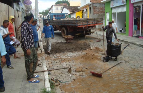 Brumado: Aguiberto visitou locais afetados pela chuva na tarde desta terça-feira (17)