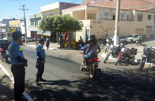 Brumado: caminhão deixa vazar óleo na Avenida Centenário e prejudica tráfego de veículos