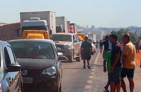 Oliveira dos Brejinhos: Agricultores realizam manifestação na BR 242