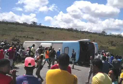 Cinco pessoas morrem após ônibus tombar na Chapada Diamantina