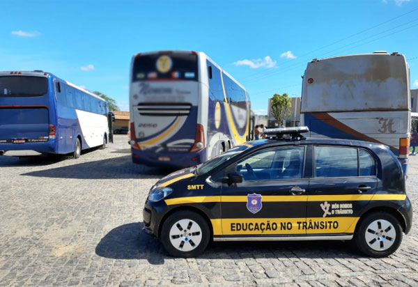 Brumado: três ônibus com  passageiros e em desconformidade com normas contra Covid-19 são apreendidos 
